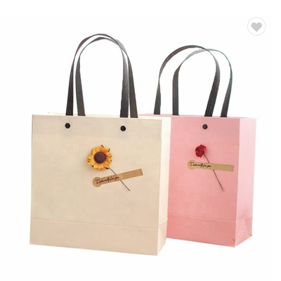 Bom preço. Bolsa de papel de arte em relevo de moda reutilizável para loja de presentes on-line