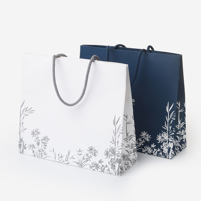 Bom preço. Bolsa de presente de papel de arte branco laminado brilhante personalizado com alças para compras on-line