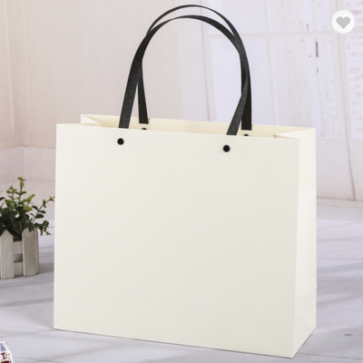 Bom preço. Embalagens de bolsas de papel Kraft de cor Pantone com alças sintéticas on-line